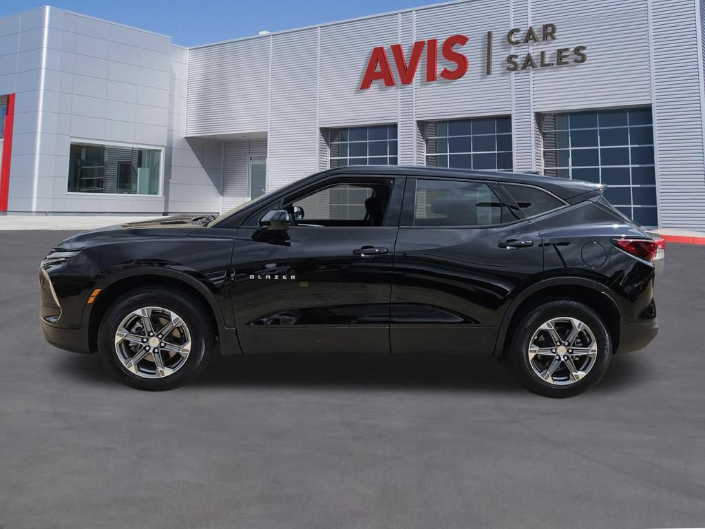 Used 2025 Chevrolet Blazer LT FWD image 2