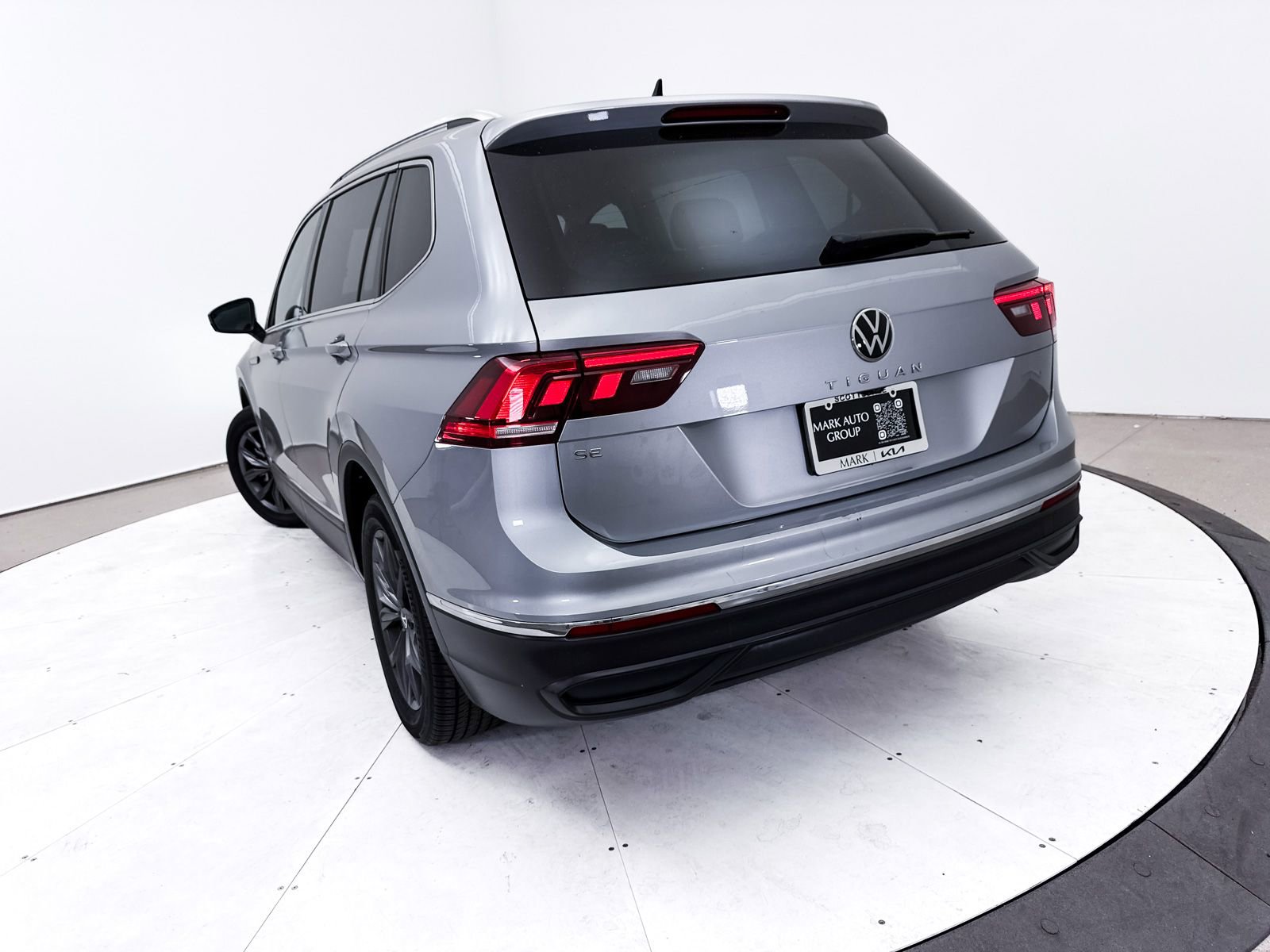 Used 2022 Volkswagen Tiguan SE w/ Panoramic Sunroof Package image 7
