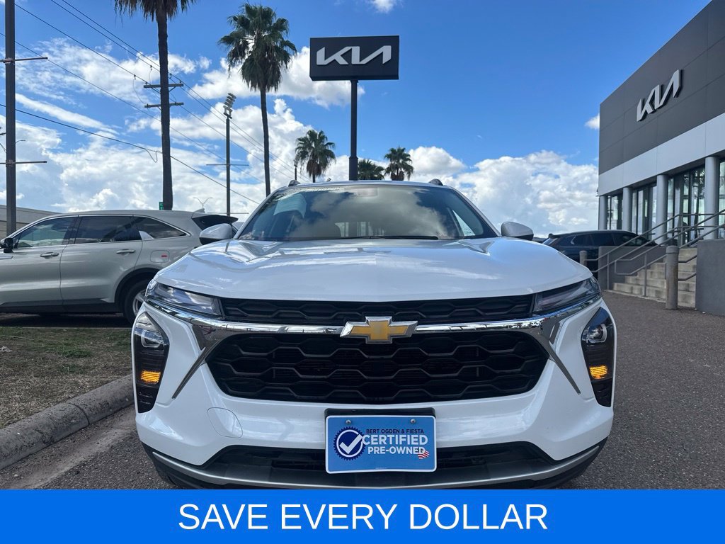 Used 2025 Chevrolet Trax LT w/ Driver Confidence Package FWD image 2