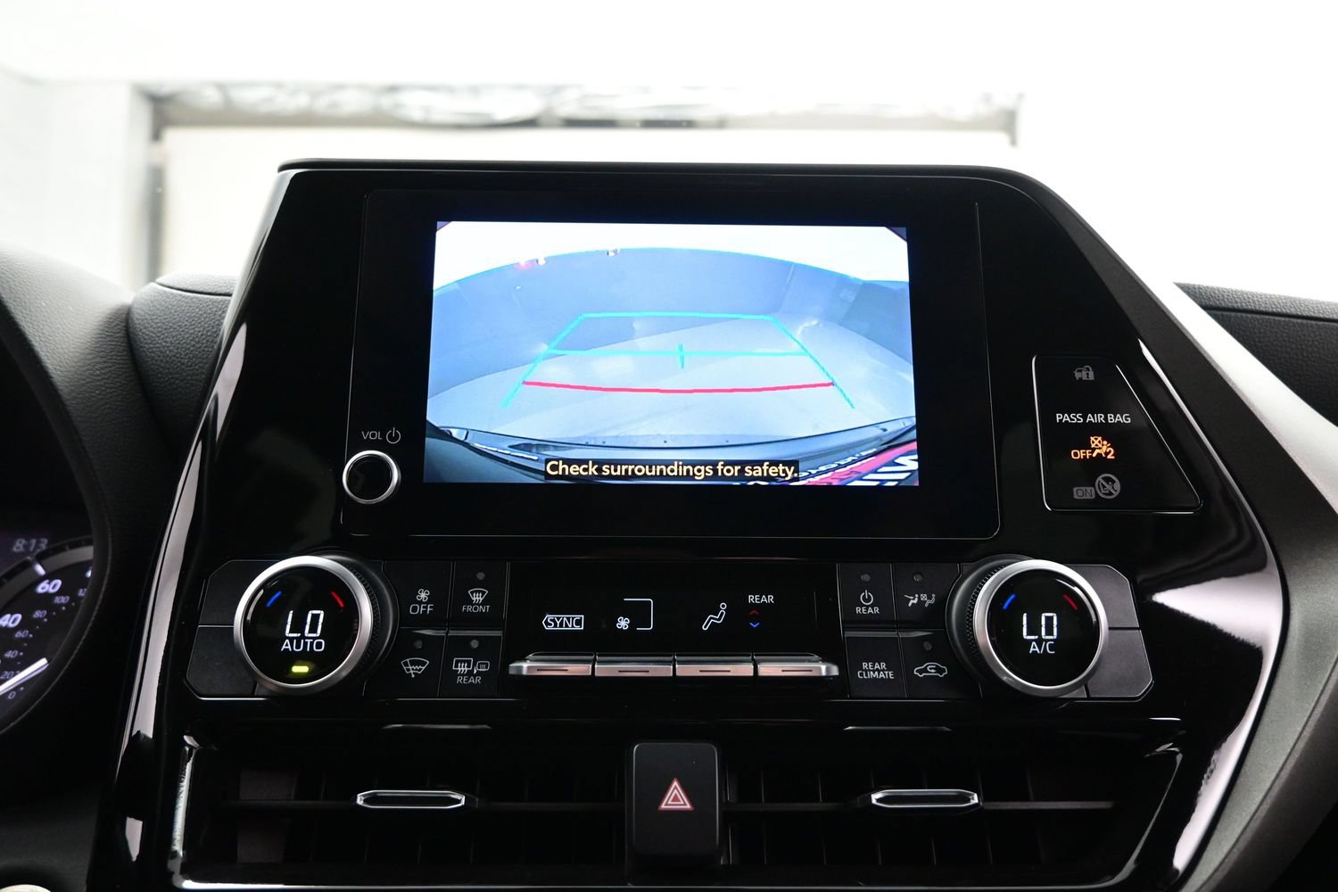 Used 2024 Toyota Highlander LE FWD image 19