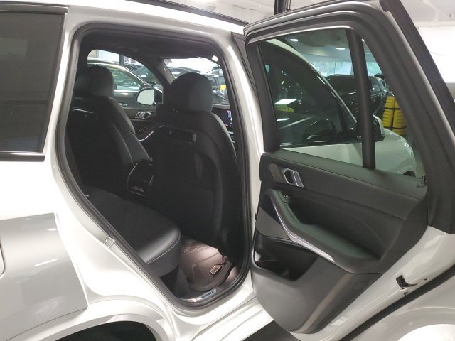 Used 2025 BMW X5 xDrive40i w/ M Sport Package AWD/4WD image 32