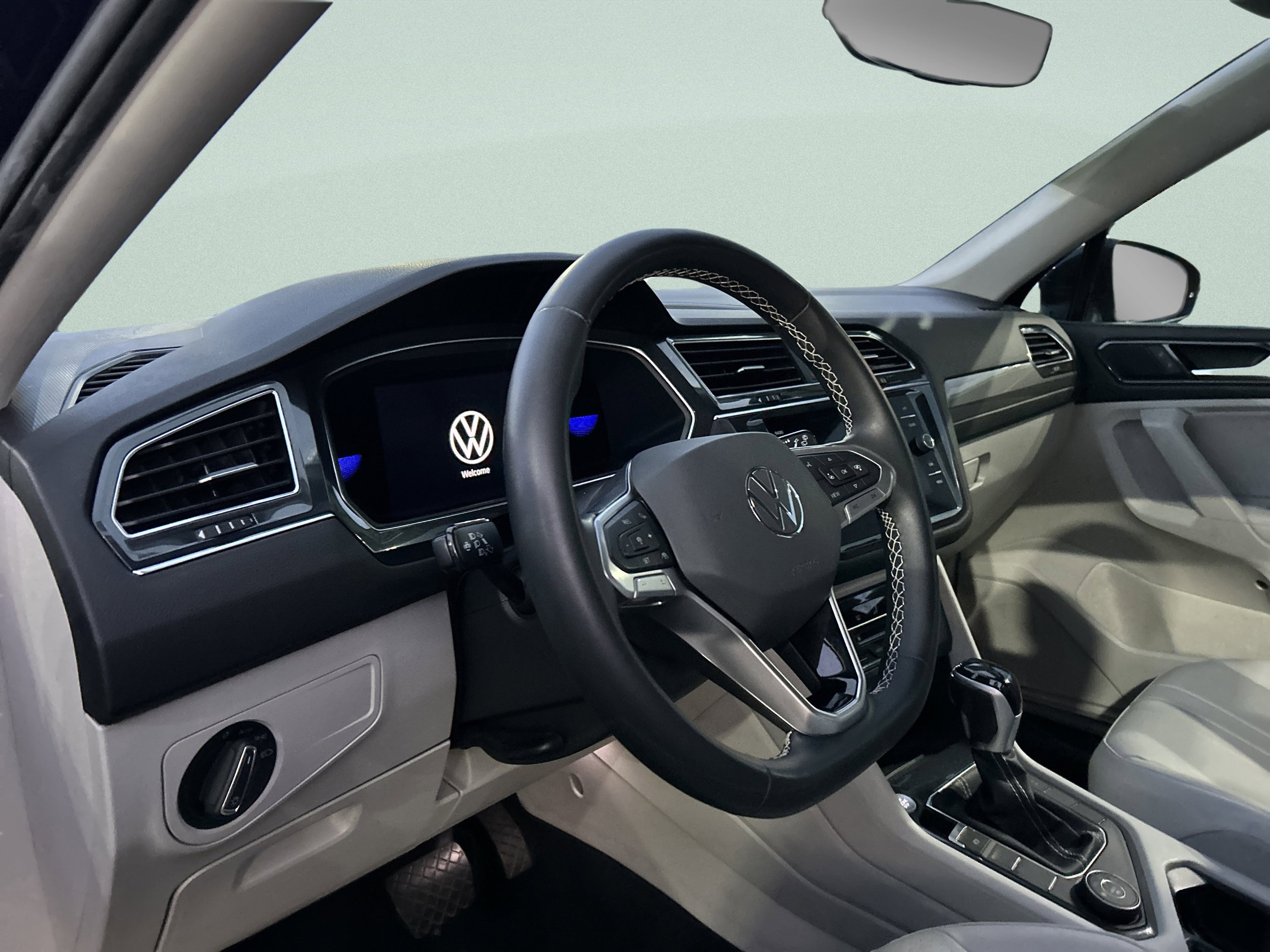 Used 2022 Volkswagen Tiguan SE AWD/4WD image 34