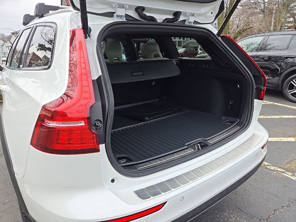 Certified 2024 Volvo V60 B5 Cross Country Ultimate image 9
