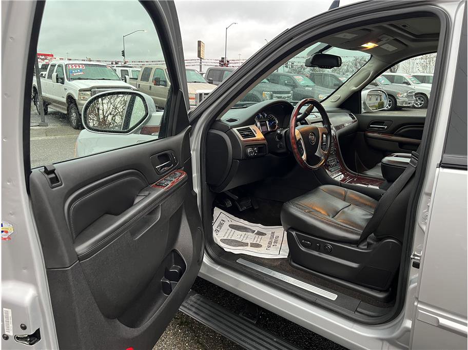 Used 2013 Cadillac Escalade ESV Premium image 12