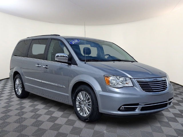 Used 2016 Chrysler Town & Country Touring-L FWD image 1