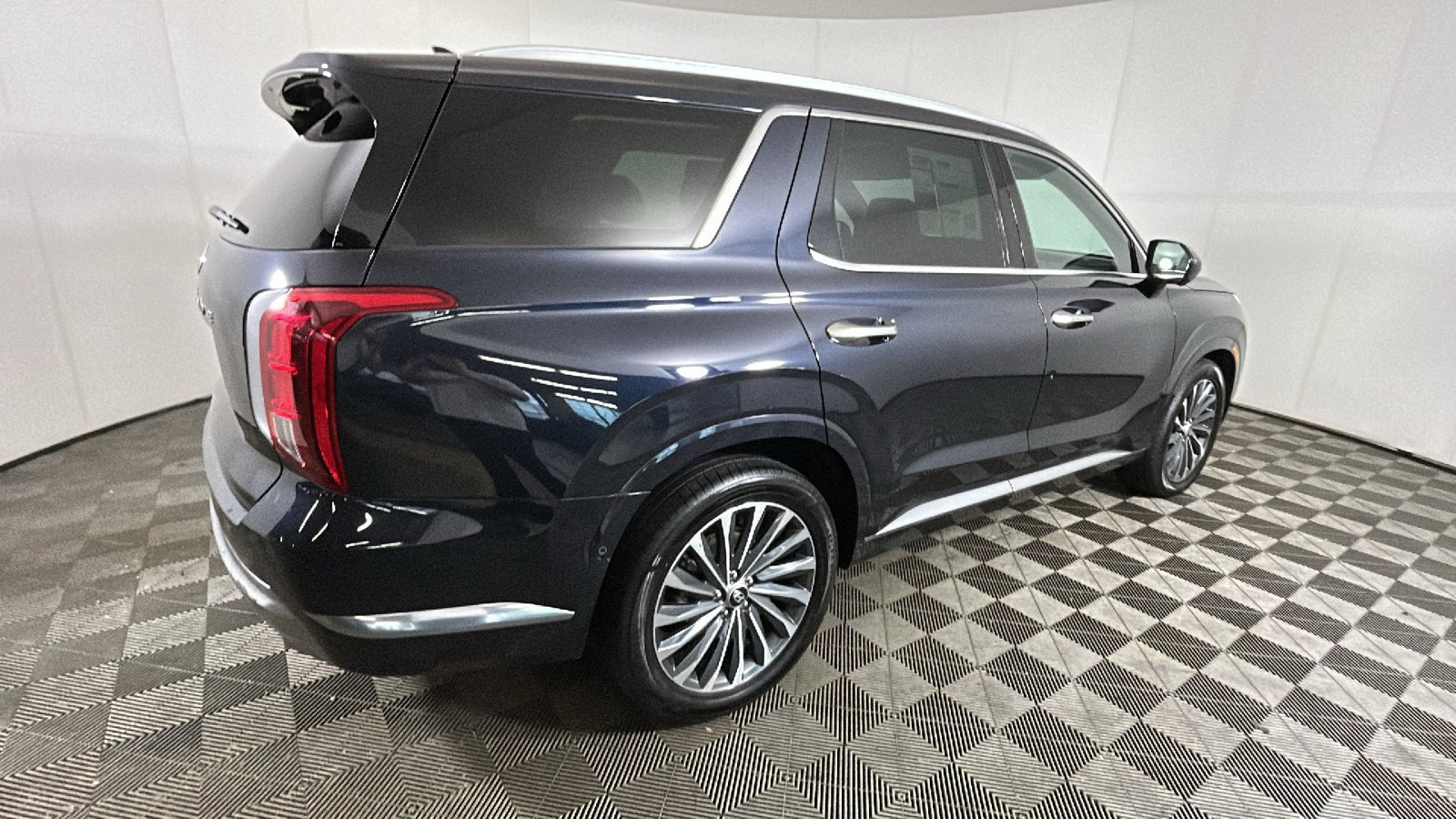 Used 2024 Hyundai Palisade Calligraphy FWD image 3