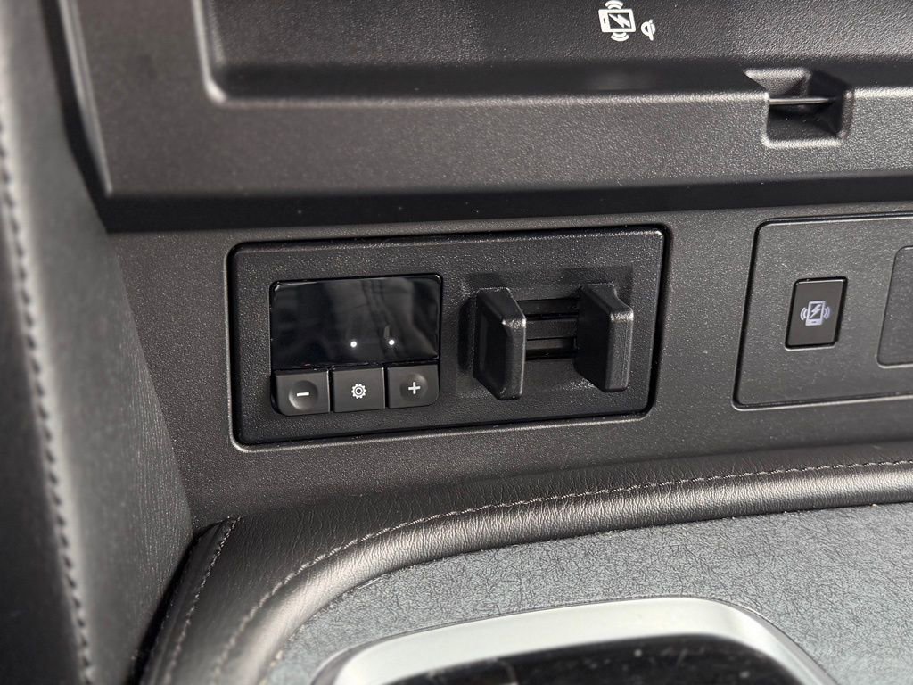 Used 2022 Nissan Armada SV image 19