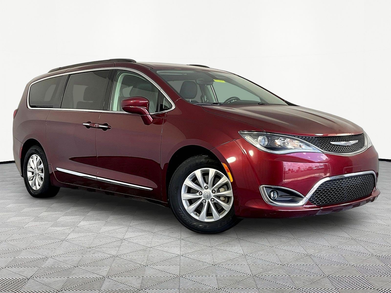 Used 2017 Chrysler Pacifica Touring-L FWD image 3