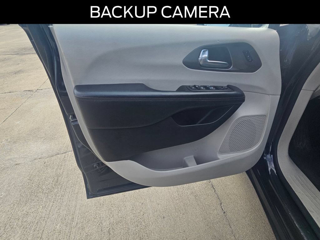 Used 2020 Chrysler Pacifica Touring-L FWD image 17