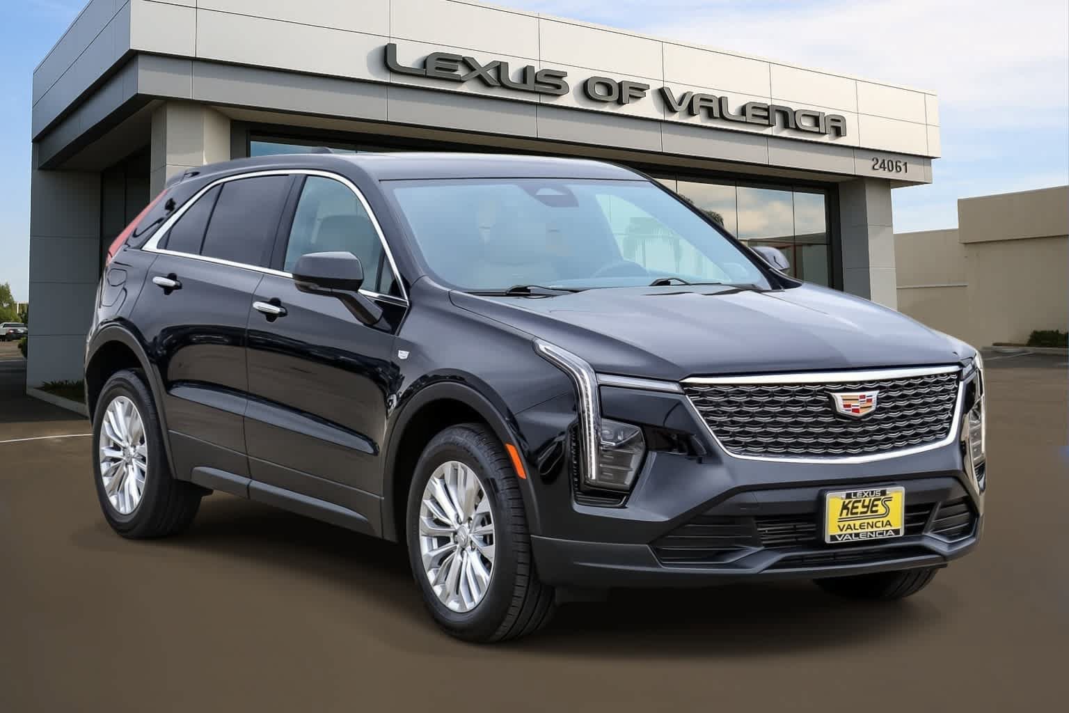 Used 2024 Cadillac XT4 Luxury w/ Cold Weather Package FWD image 5