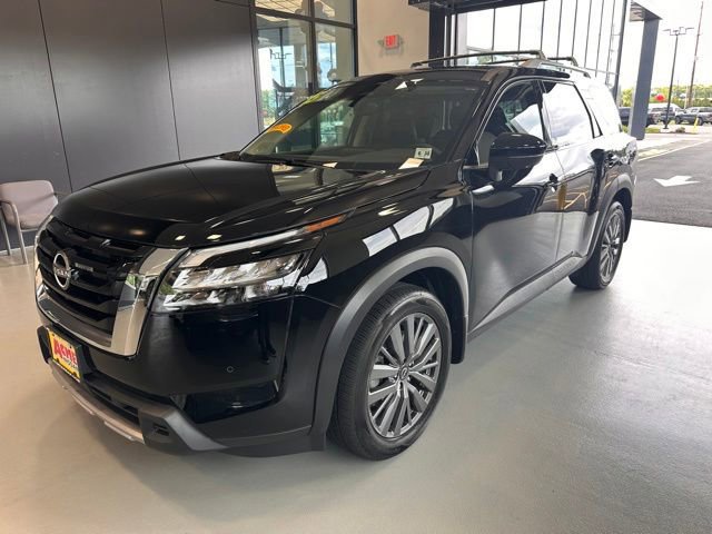 Certified 2025 Nissan Pathfinder SL w/ SL Premium Package AWD/4WD image 1