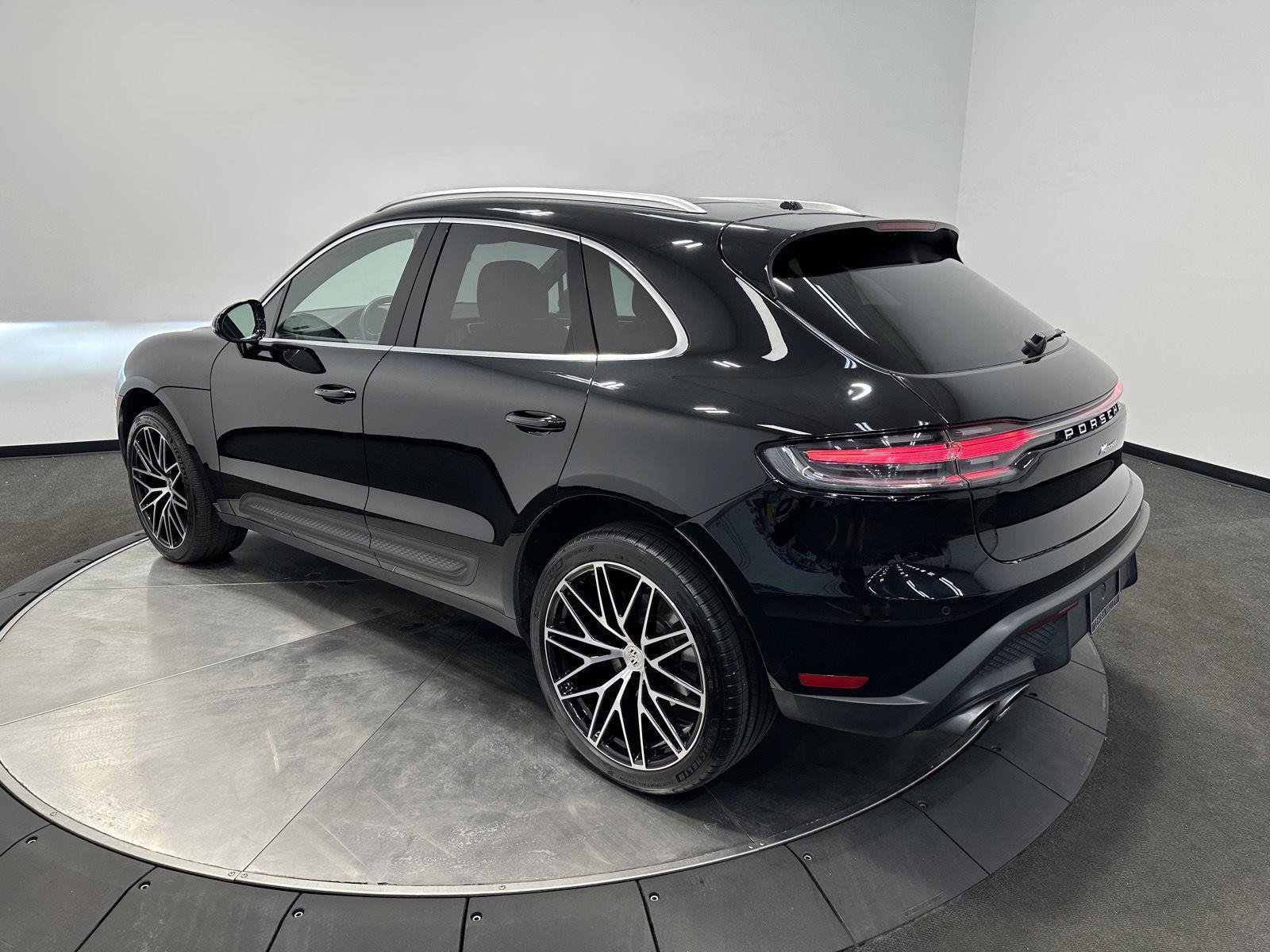 Used 2022 Porsche Macan AWD/4WD image 3