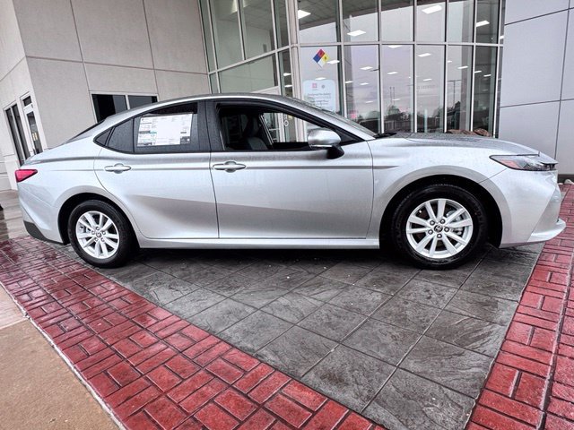 New 2026 Toyota Camry Hybrid FWD image 14