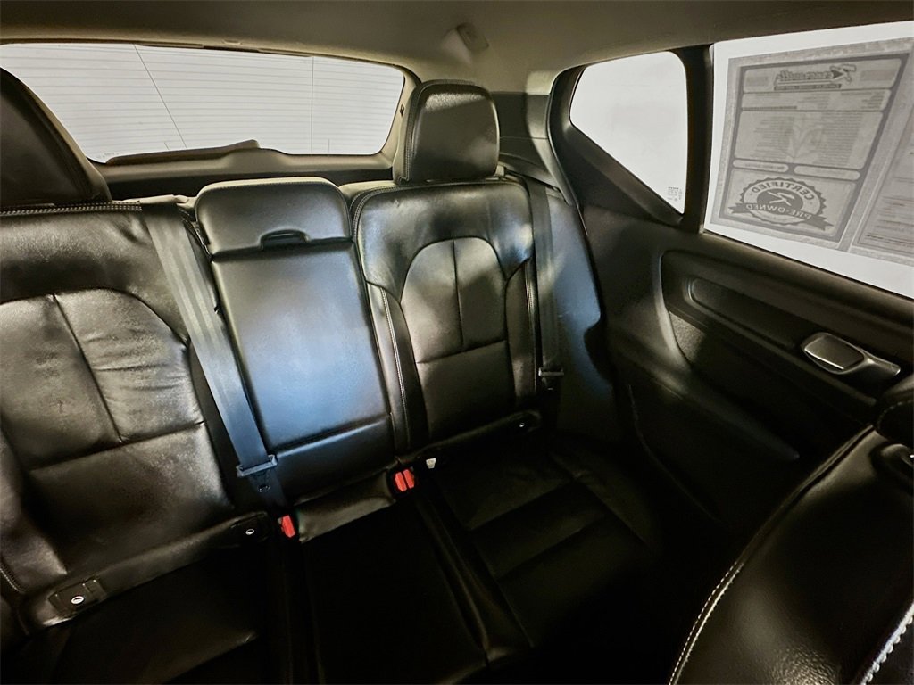 Used 2022 Volvo XC40 T4 Momentum image 14