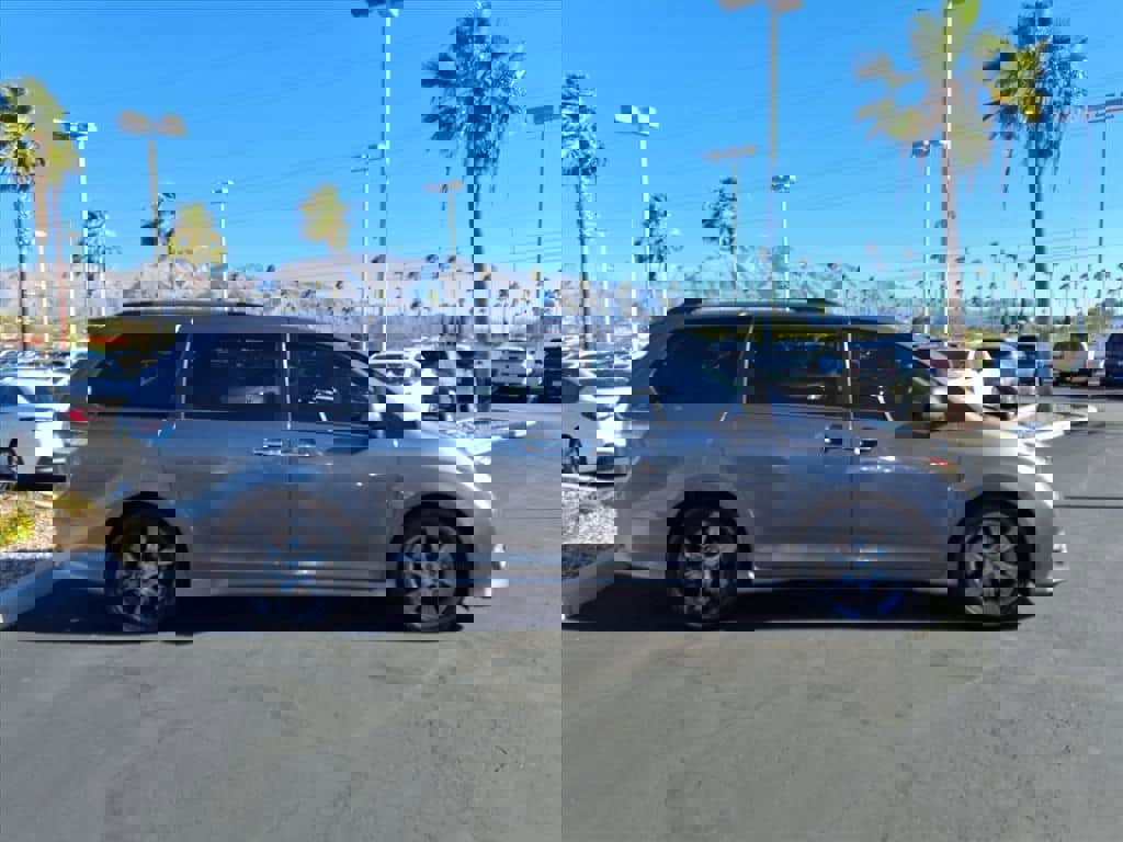 Used 2016 Toyota Sienna L image 11