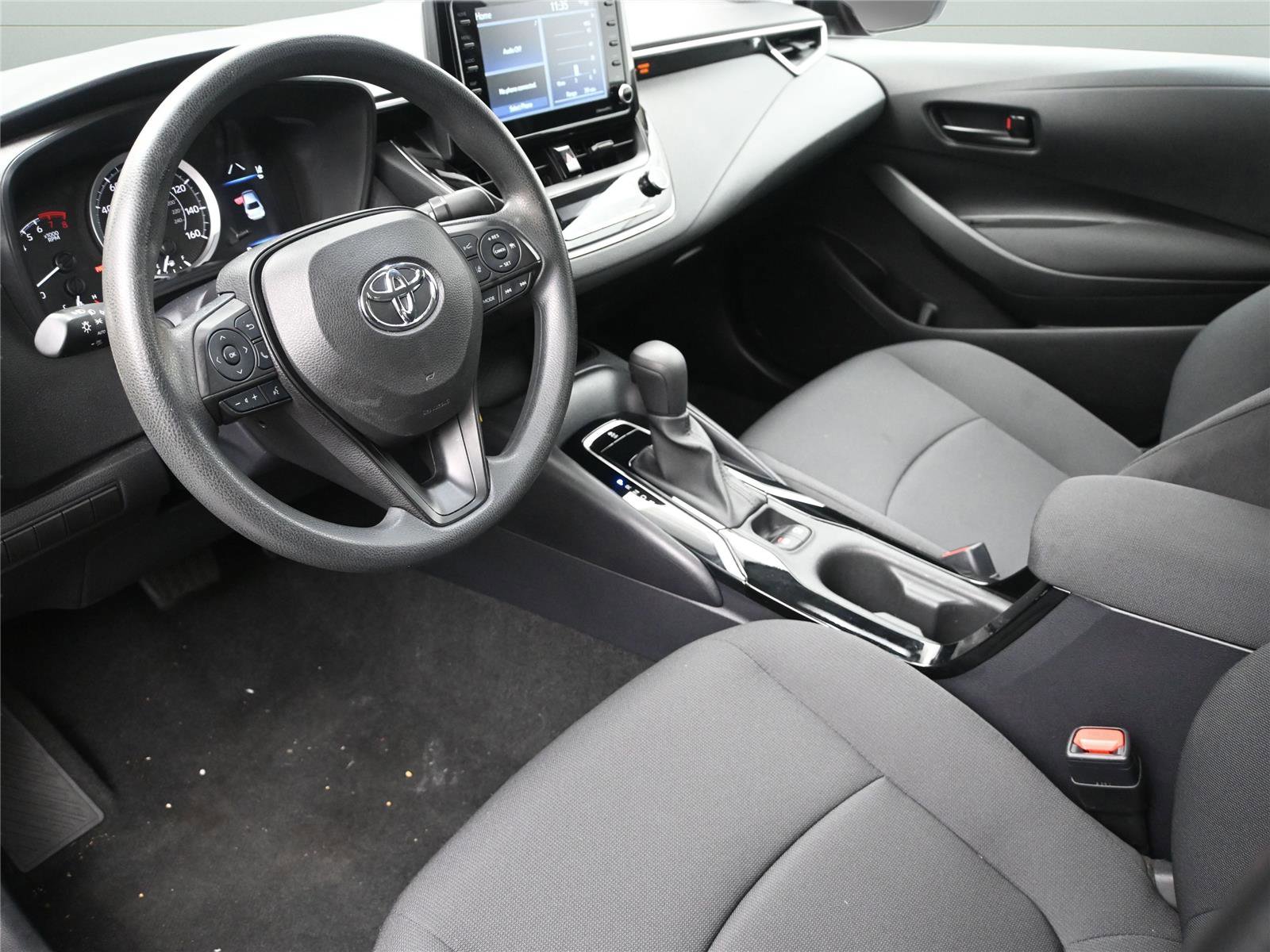 Used 2022 Toyota Corolla LE image 2