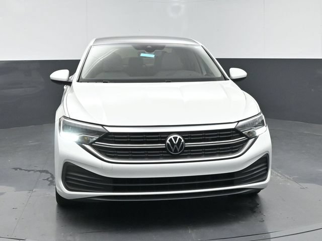 Used 2024 Volkswagen Jetta SE FWD image 3