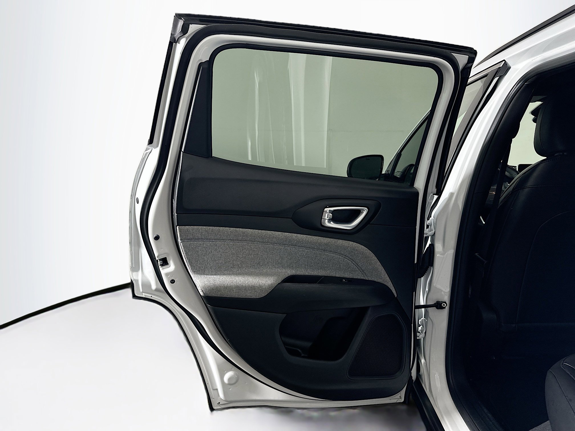 Used 2025 Jeep Compass Latitude image 26