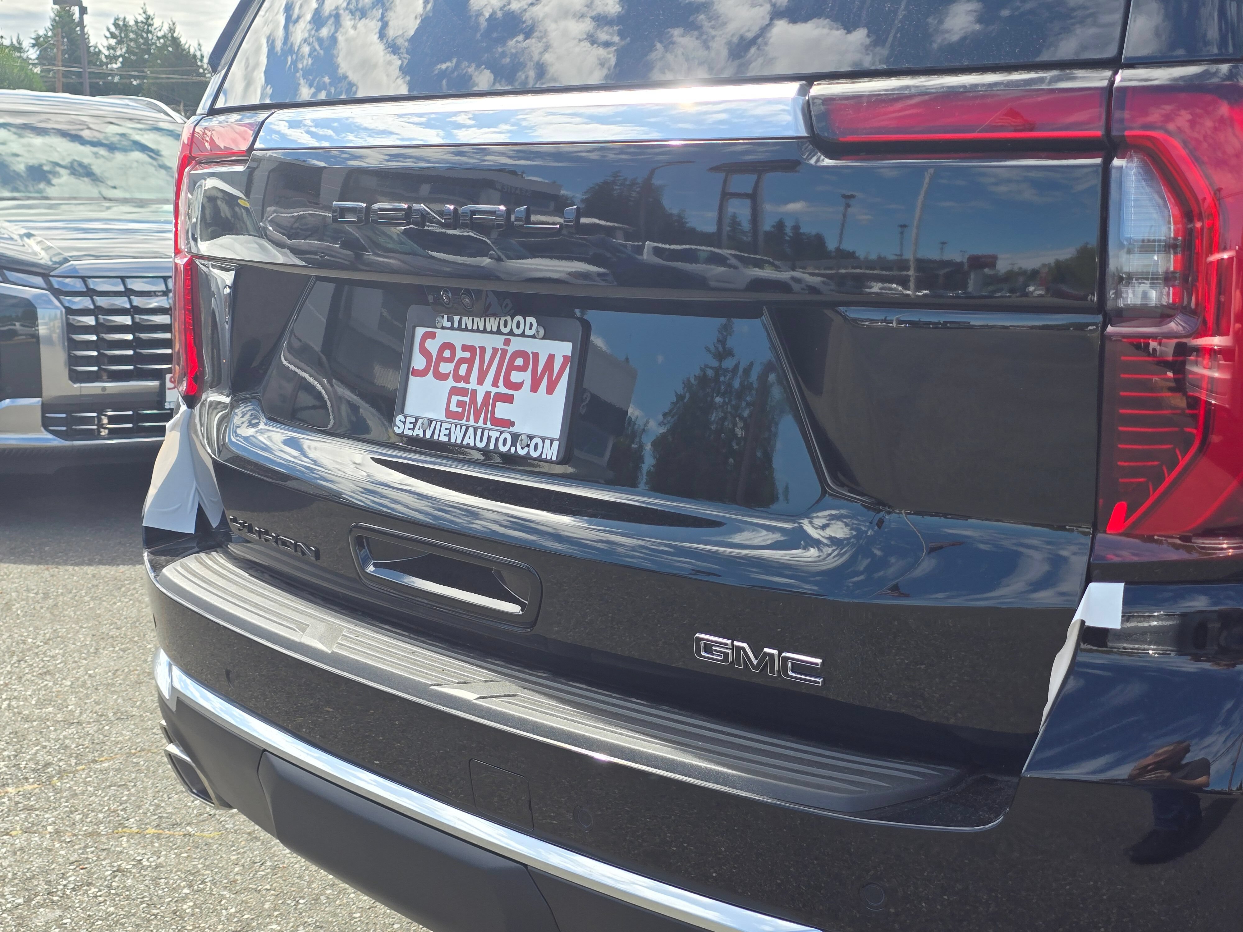 New 2026 GMC Yukon XL Denali w/ Denali Reserve Package AWD/4WD image 10