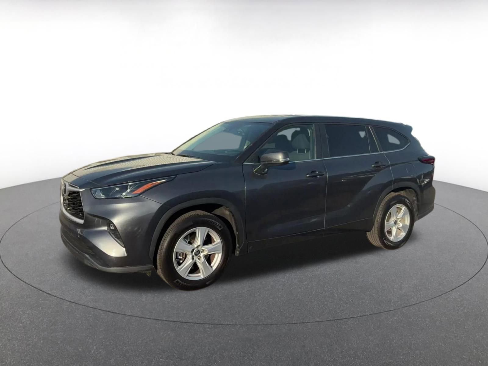 Used 2025 Toyota Highlander LE FWD image 8