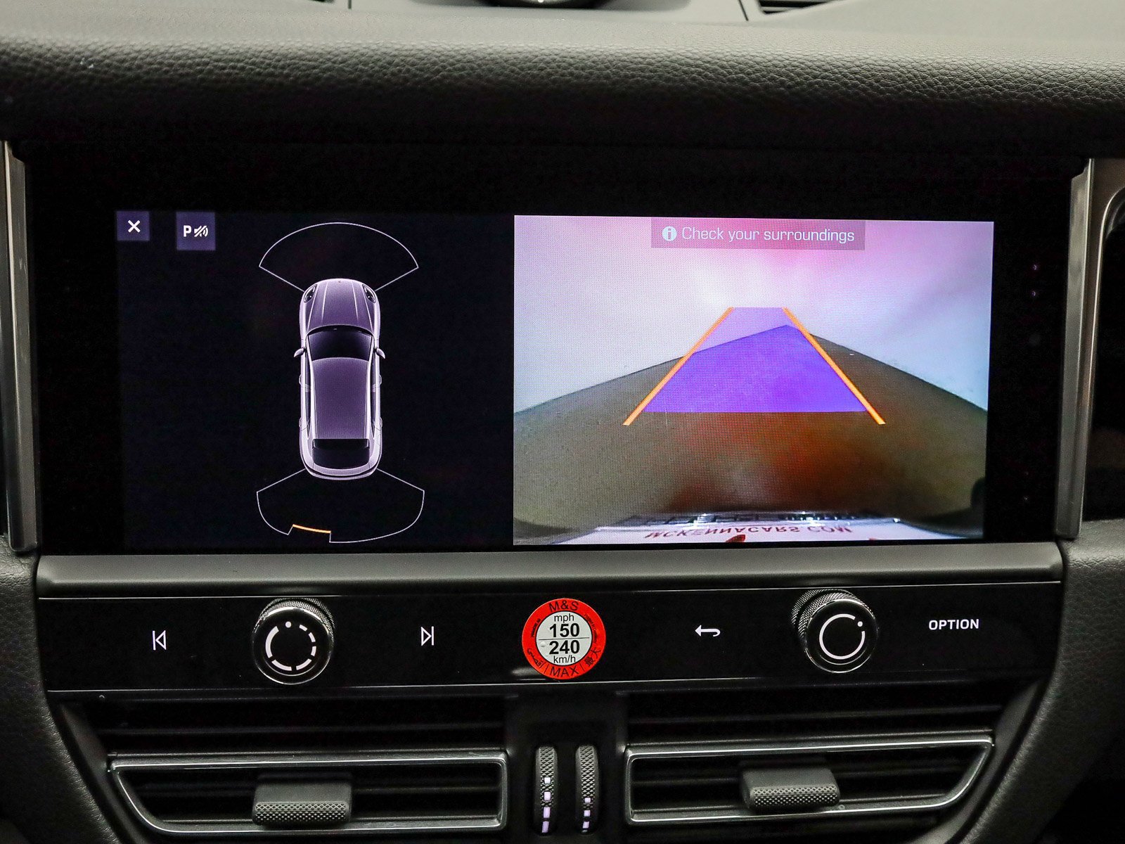 Certified 2025 Porsche Macan AWD/4WD image 30