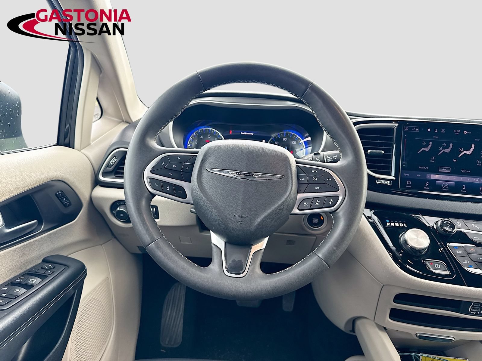 Used 2023 Chrysler Pacifica Touring-L FWD image 30