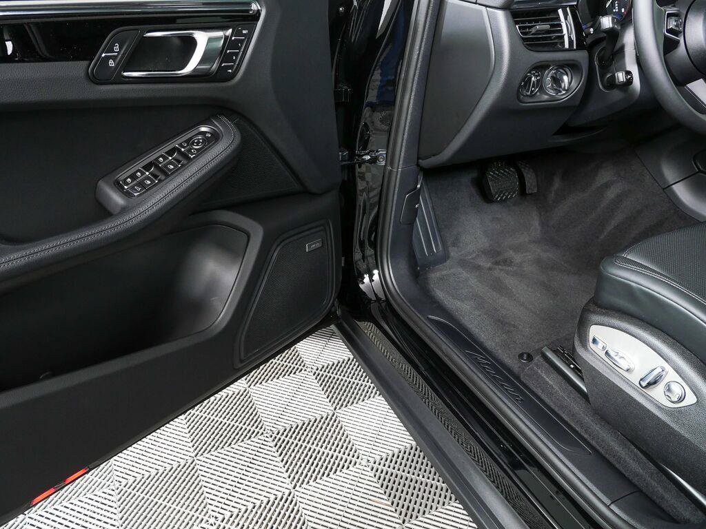 Certified 2026 Porsche Macan AWD/4WD image 8