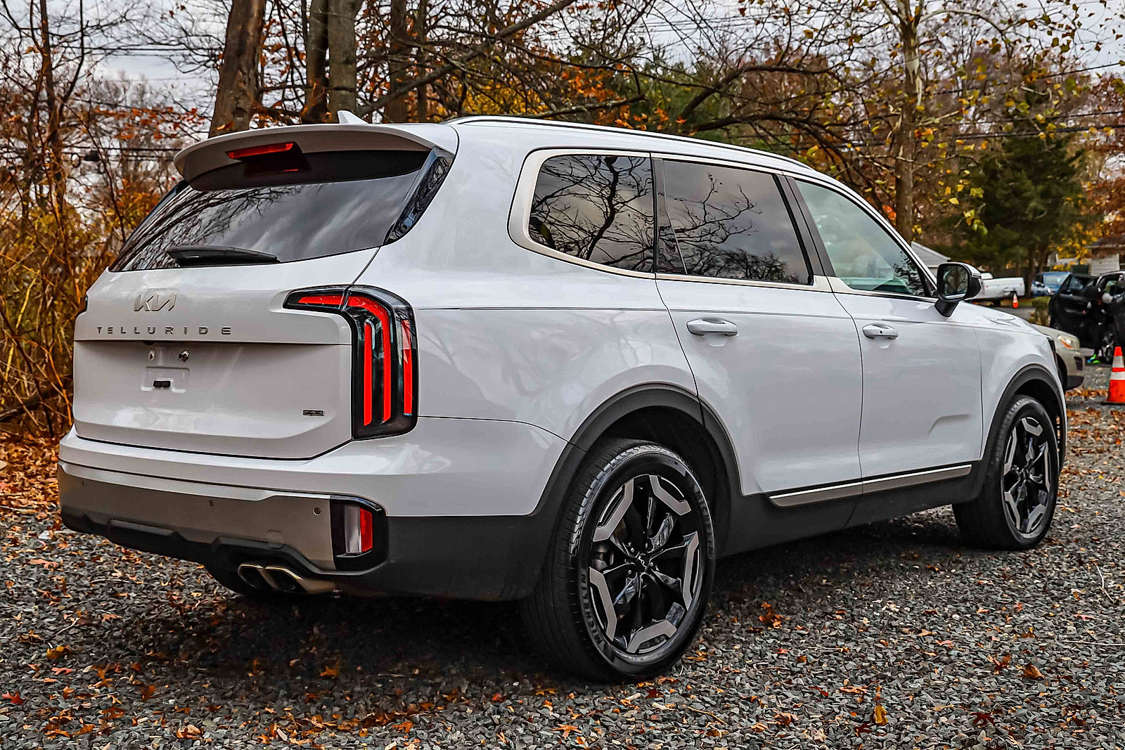 Used 2023 Kia Telluride EX w/ EX Captain's Chair Package image 6