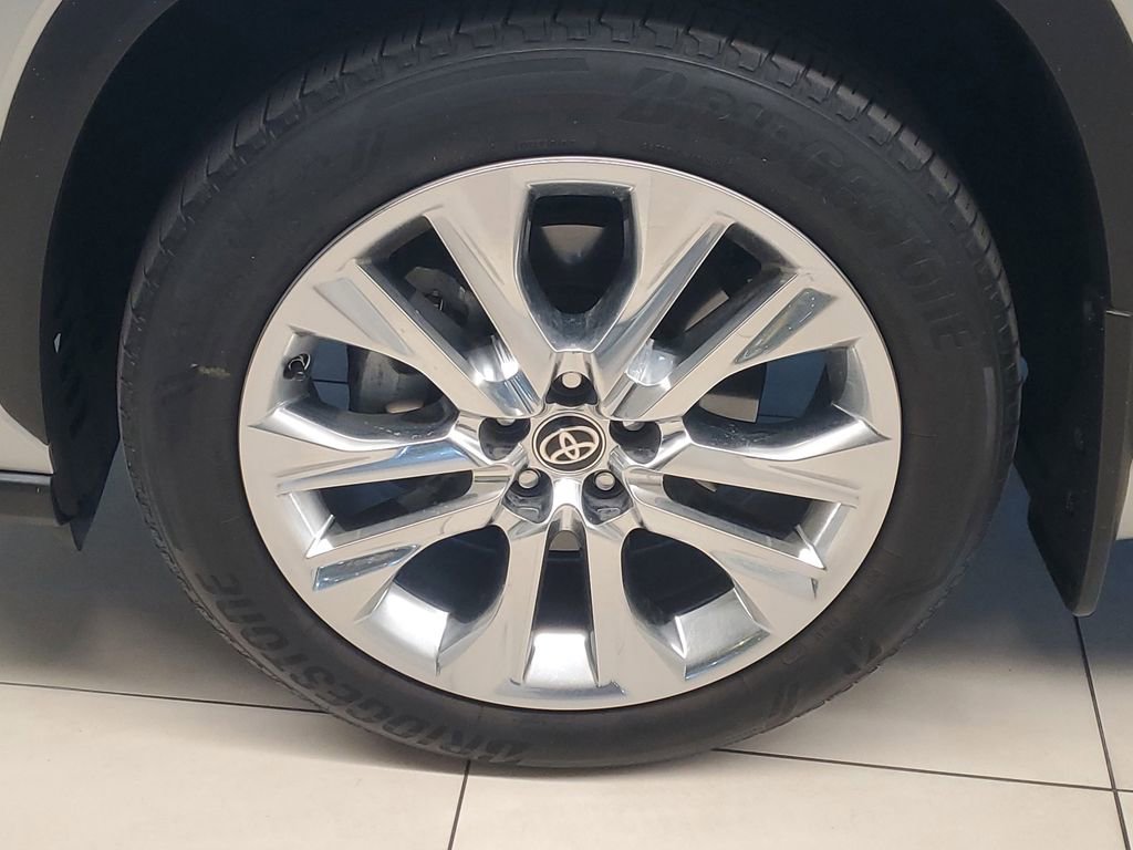 Used 2024 Toyota Highlander Limited image 4