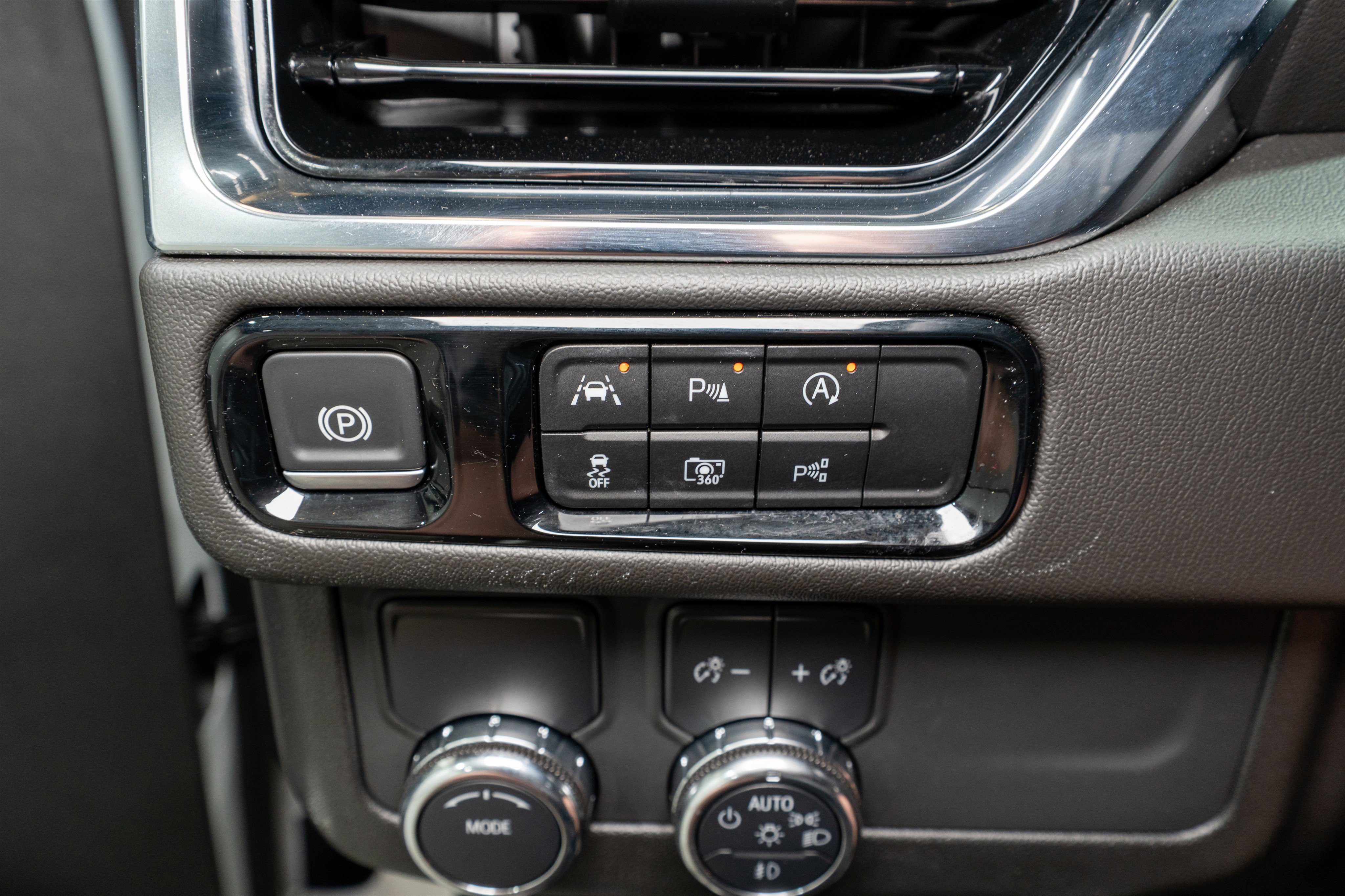 Used 2025 GMC Yukon Denali RWD image 31