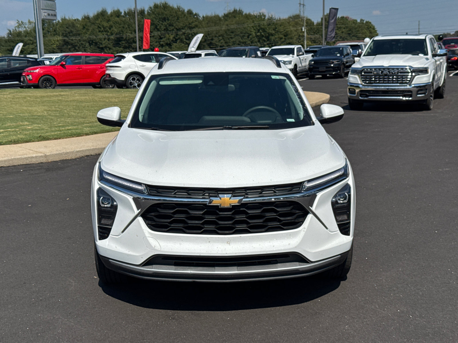 Used 2025 Chevrolet Trax LT FWD image 2