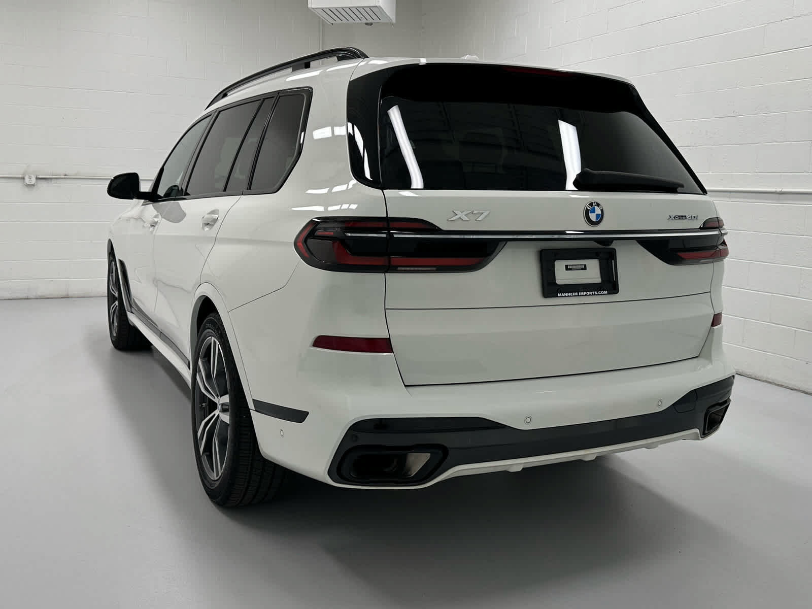 Used 2023 BMW X7 xDrive40i w/ M Sport Package AWD/4WD image 8