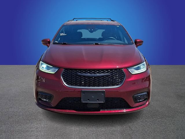 Used 2022 Chrysler Pacifica Touring-L w/ Uconnect Theater Family Group AWD/4WD image 2