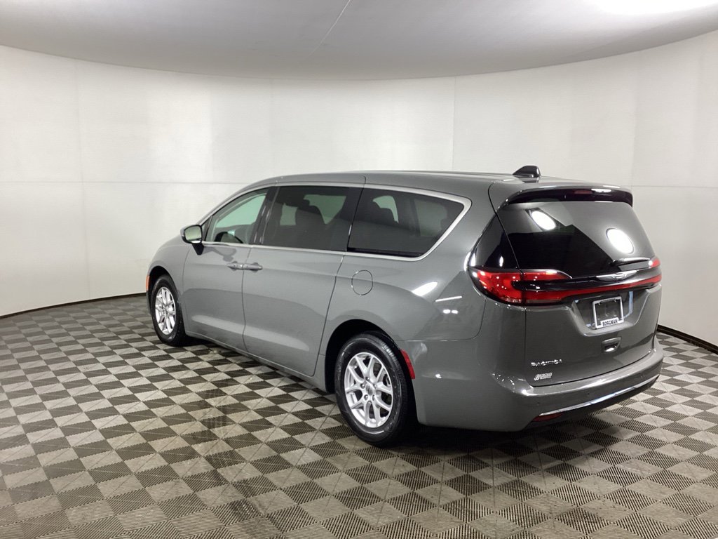 Used 2023 Chrysler Pacifica Touring-L image 4