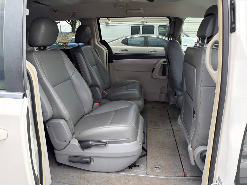 Used 2011 Volkswagen Routan SE image 16