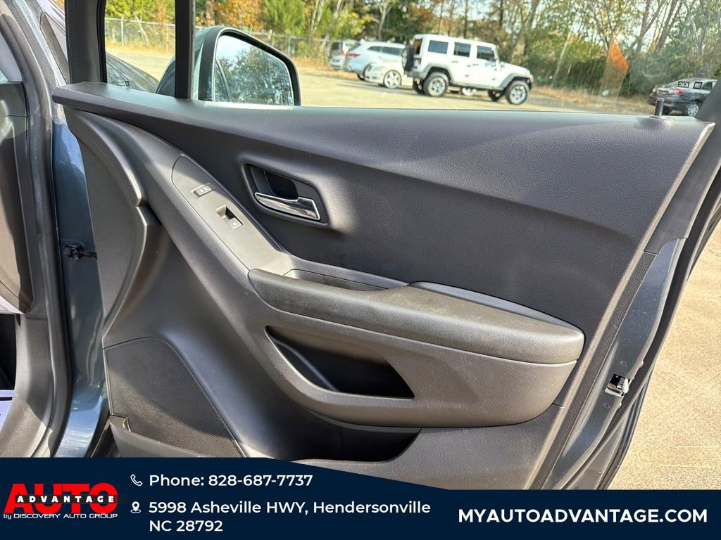 Used 2022 Chevrolet Trax LT w/ Driver Confidence Package image 33