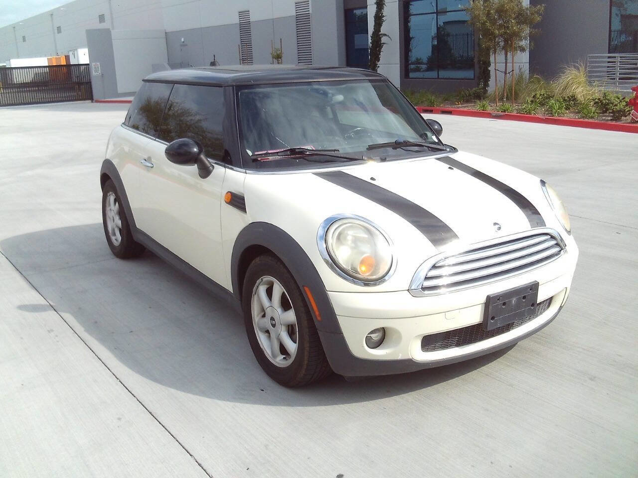 Used 2010 MINI Cooper Hardtop image 1