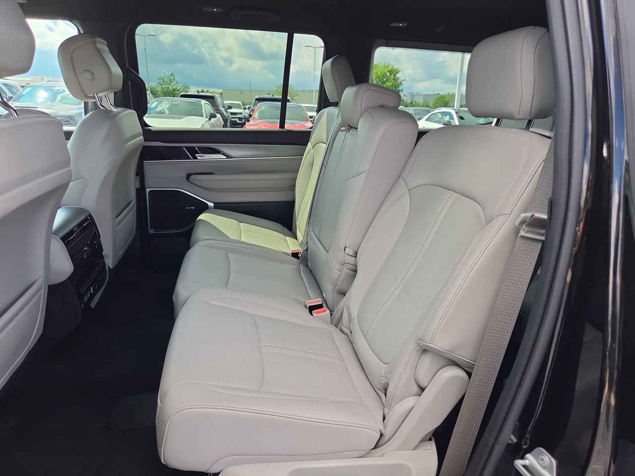 Used 2025 Jeep Wagoneer 4WD image 14