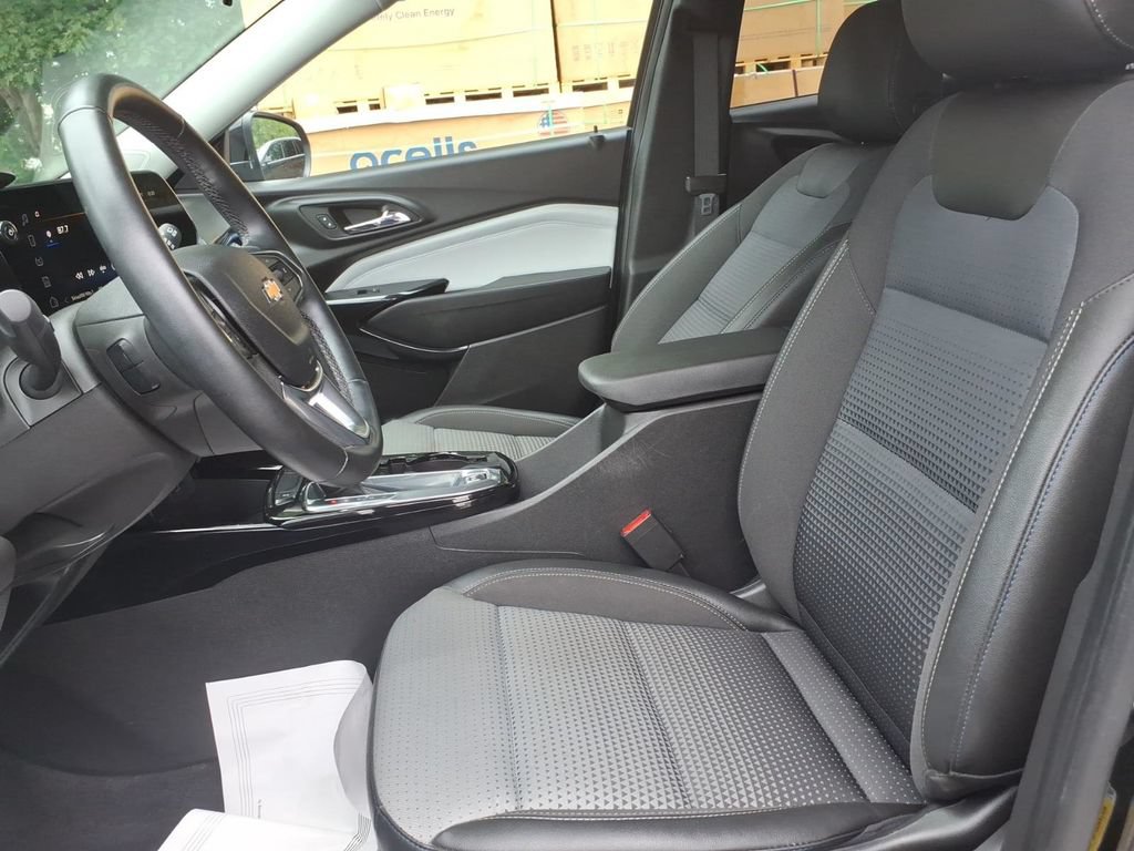Used 2024 Chevrolet Trax LT w/ LT Convenience Package FWD image 12