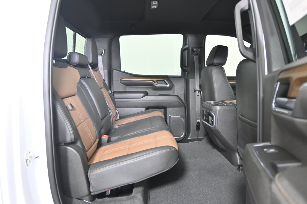 Used 2024 Chevrolet Silverado 1500 High Country w/ Technology Package AWD/4WD image 17