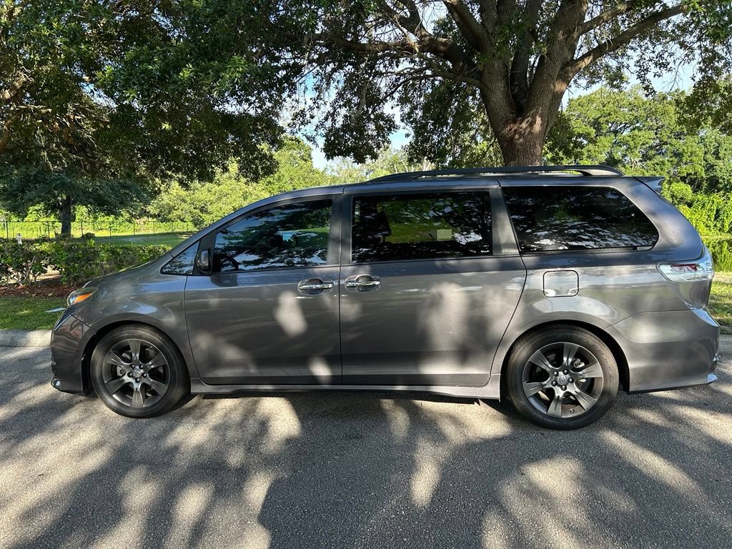Used 2016 Toyota Sienna SE FWD image 3