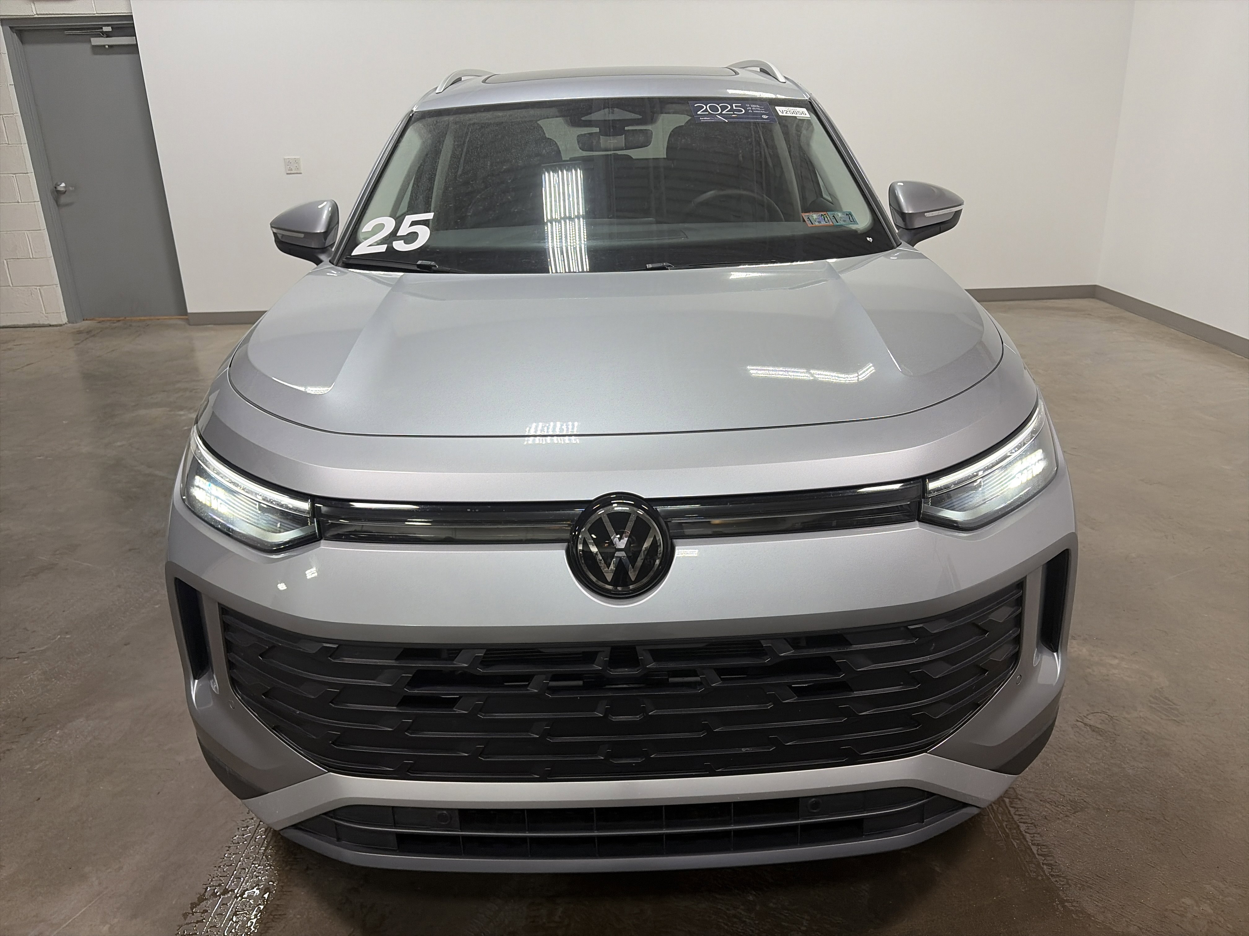 Certified 2025 Volkswagen Tiguan SE image 38