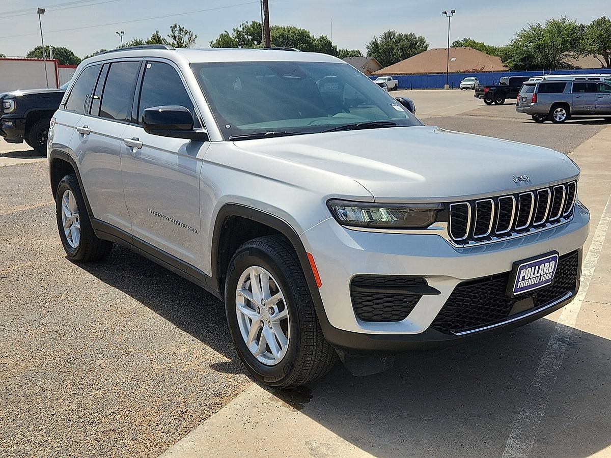 Used 2024 Jeep Grand Cherokee Laredo X w/ Trailer Tow Package AWD/4WD image 4