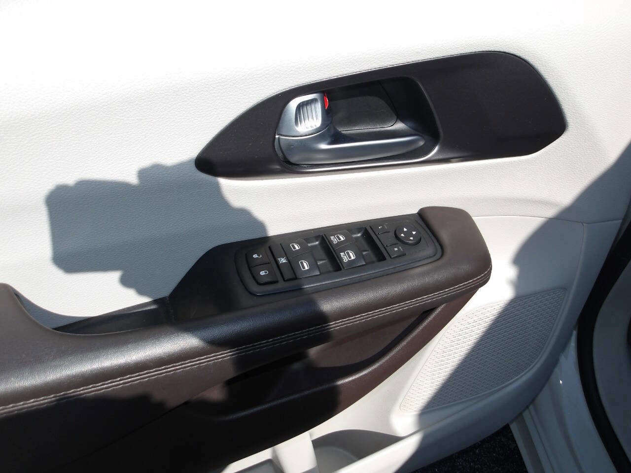 Used 2017 Chrysler Pacifica Touring-L FWD image 9