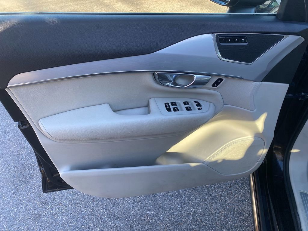 Used 2017 Volvo XC90 T6 Momentum w/ Vision Package image 11