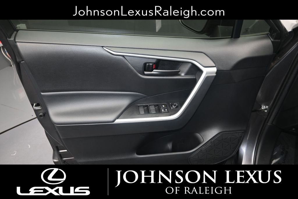 Used 2021 Toyota RAV4 LE AWD/4WD image 11