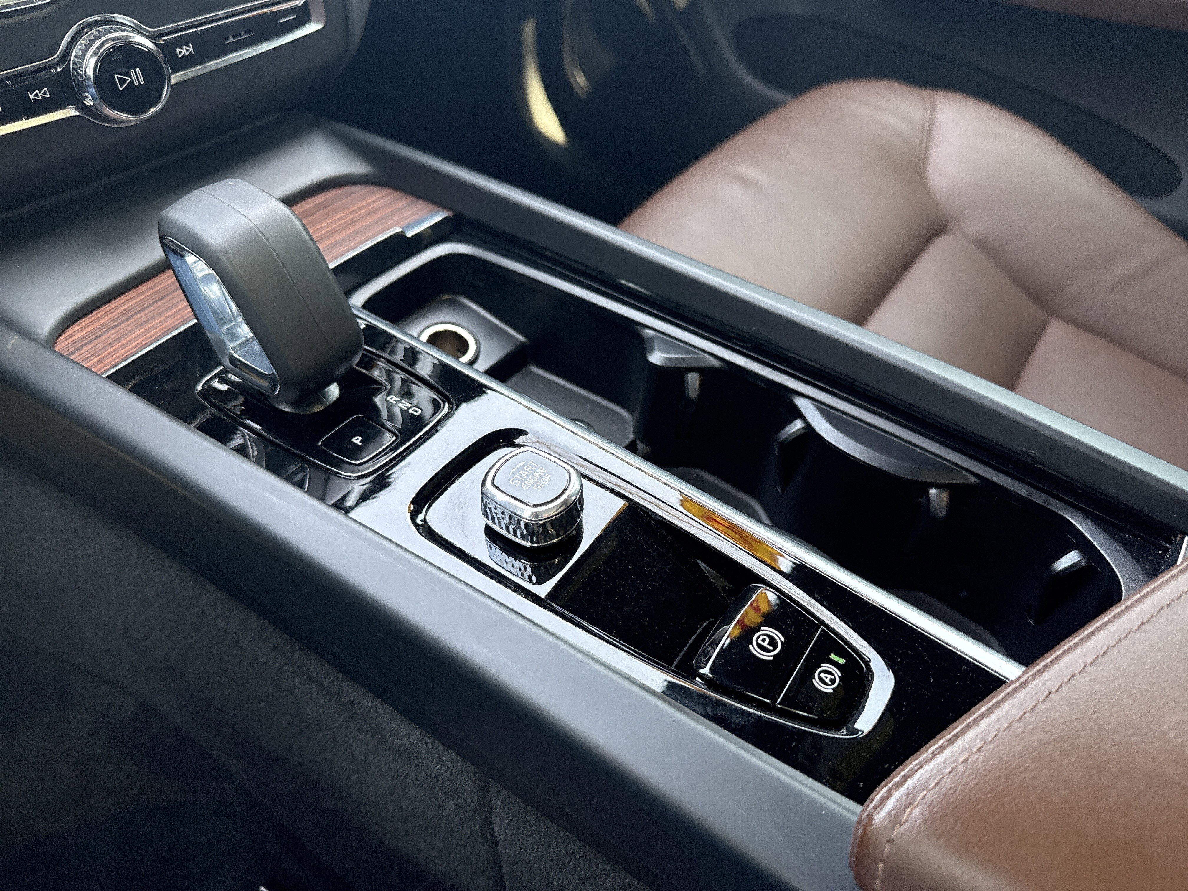 Used 2024 Volvo XC60 B5 Plus AWD/4WD image 30