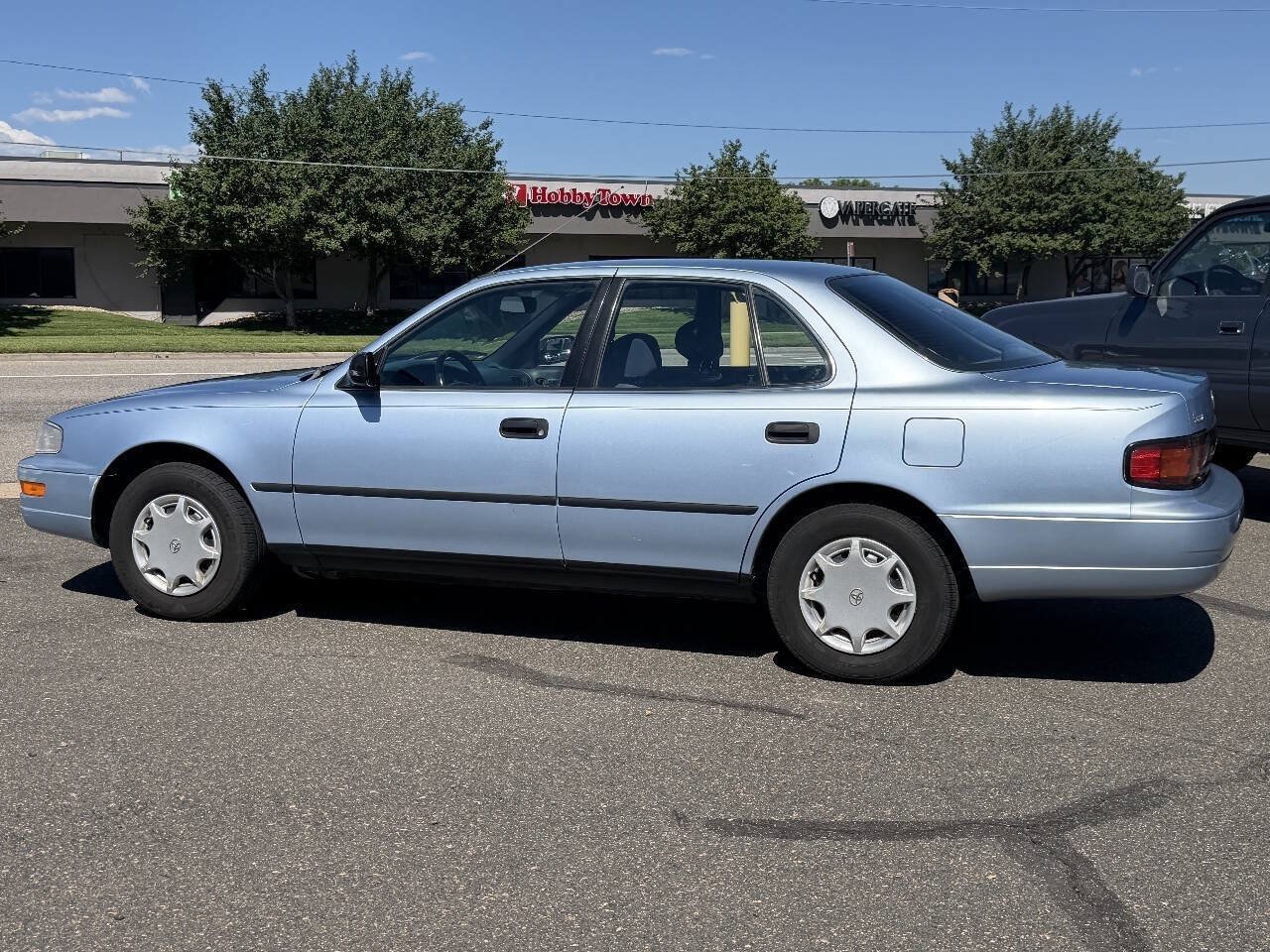 Used 1992 Toyota Camry Deluxe FWD image 6