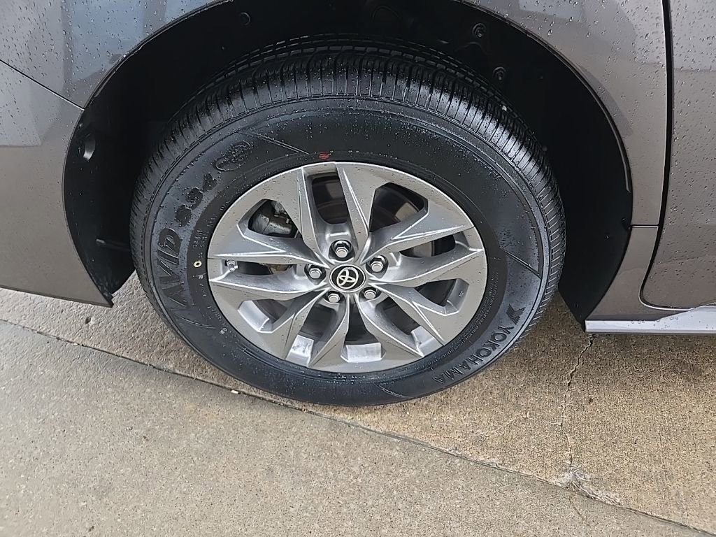 Used 2024 Toyota Sienna XLE image 21