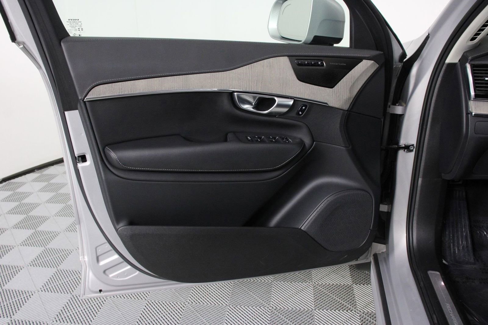 Used 2023 Volvo XC90 T8 Ultimate image 17